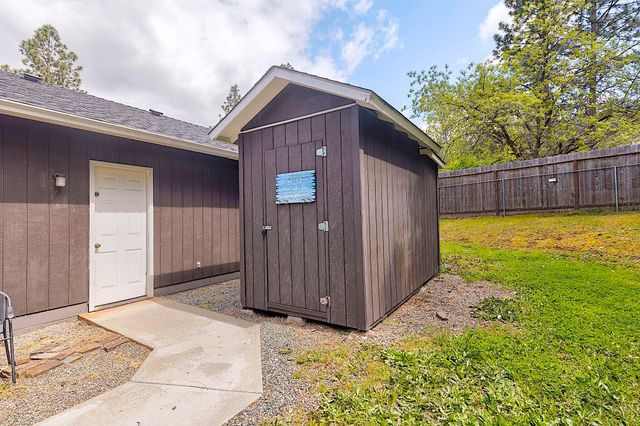 587 Summit Loop, Grants Pass, OR 97527