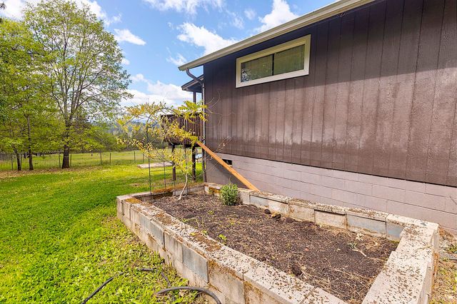 587 Summit Loop, Grants Pass, OR 97527