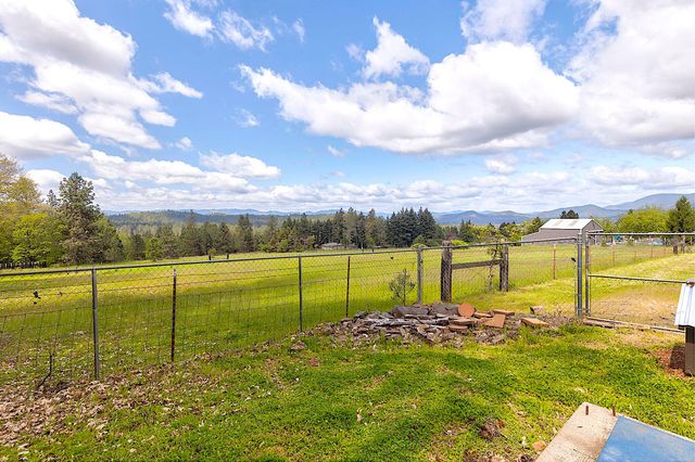 587 Summit Loop, Grants Pass, OR 97527