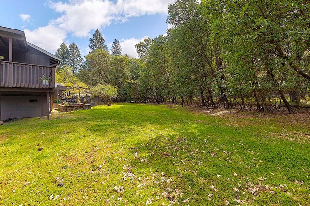 587 Summit Loop, Grants Pass, OR 97527