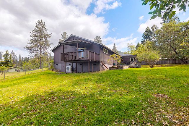 587 Summit Loop, Grants Pass, OR 97527