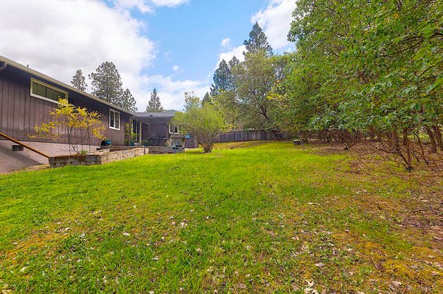 587 Summit Loop, Grants Pass, OR 97527
