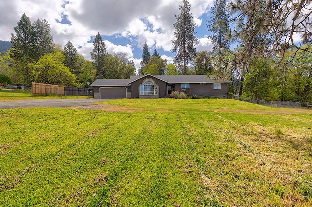 587 Summit Loop, Grants Pass, OR 97527