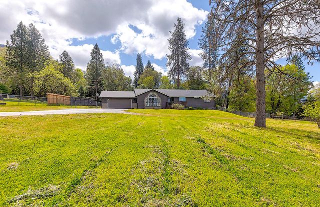 587 Summit Loop, Grants Pass, OR 97527