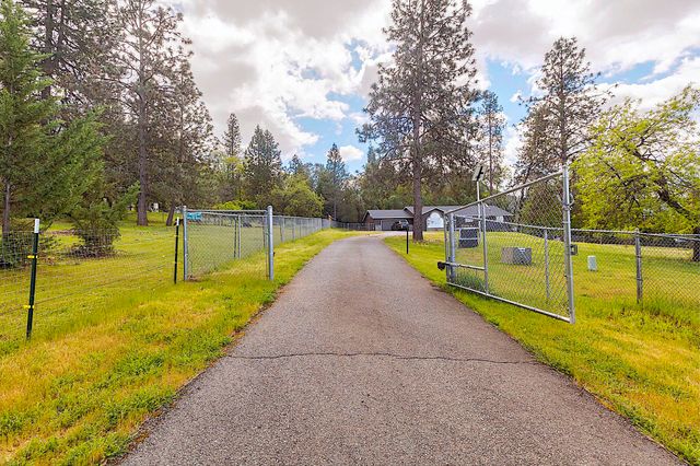 587 Summit Loop, Grants Pass, OR 97527