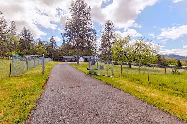 587 Summit Loop, Grants Pass, OR 97527
