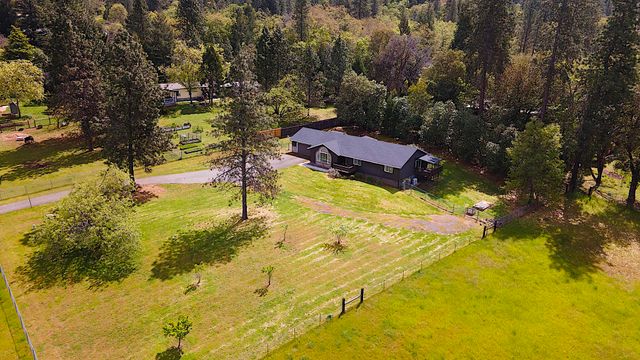 587 Summit Loop, Grants Pass, OR 97527