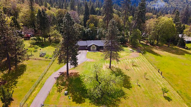 587 Summit Loop, Grants Pass, OR 97527