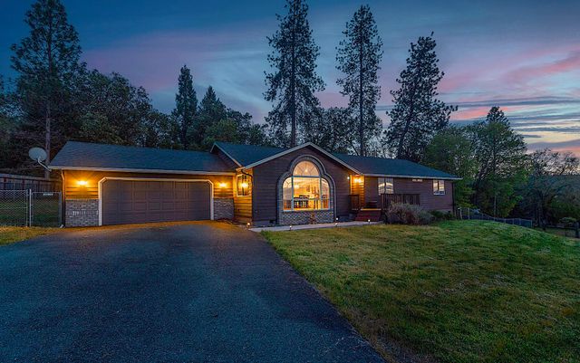 587 Summit Loop, Grants Pass, OR 97527