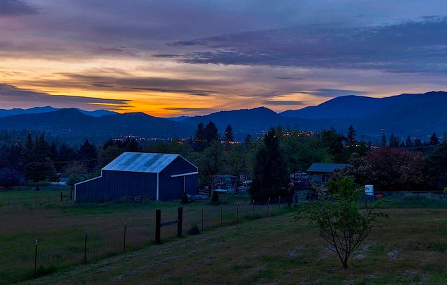 587 Summit Loop, Grants Pass, OR 97527