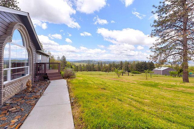 587 Summit Loop, Grants Pass, OR 97527