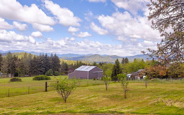 587 Summit Loop, Grants Pass, OR 97527