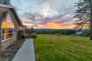 587 Summit Loop, Grants Pass, OR 97527