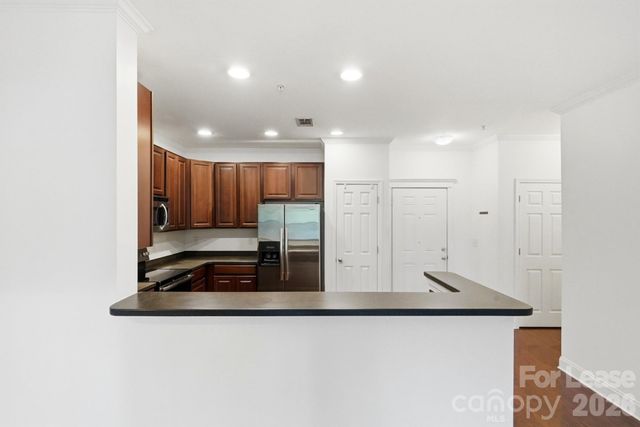1000 E Woodlawn Road 216, Charlotte, NC 28209