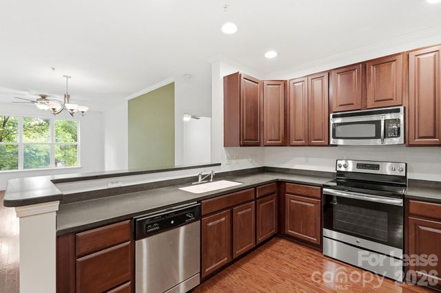 1000 E Woodlawn Road 216, Charlotte, NC 28209