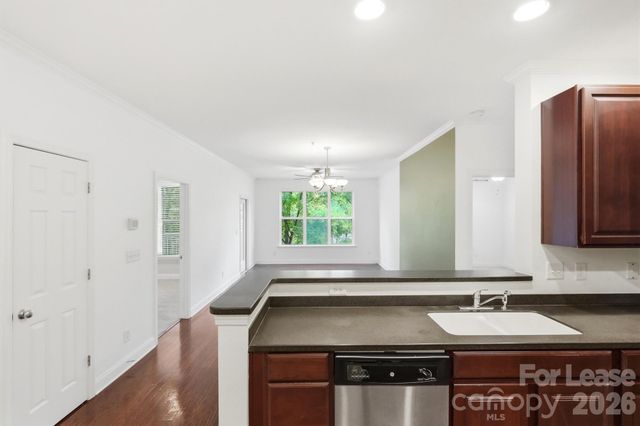 1000 E Woodlawn Road 216, Charlotte, NC 28209