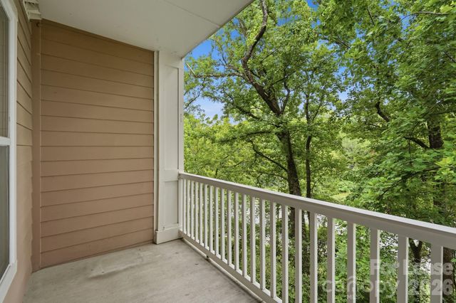 1000 E Woodlawn Road 216, Charlotte, NC 28209