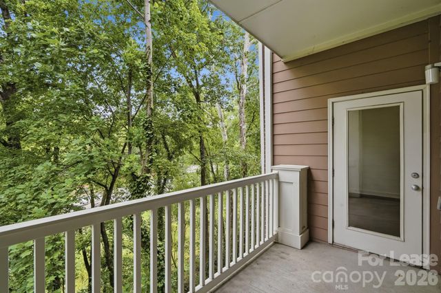 1000 E Woodlawn Road 216, Charlotte, NC 28209