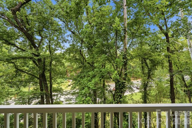 1000 E Woodlawn Road 216, Charlotte, NC 28209