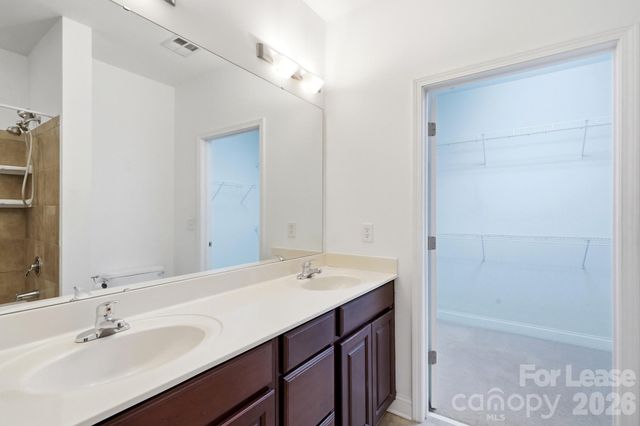1000 E Woodlawn Road 216, Charlotte, NC 28209