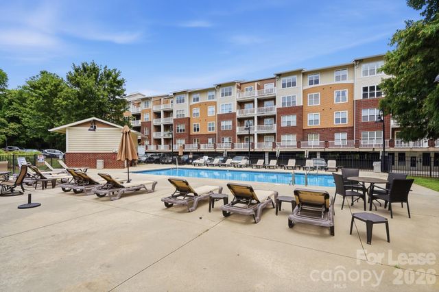 1000 E Woodlawn Road 216, Charlotte, NC 28209