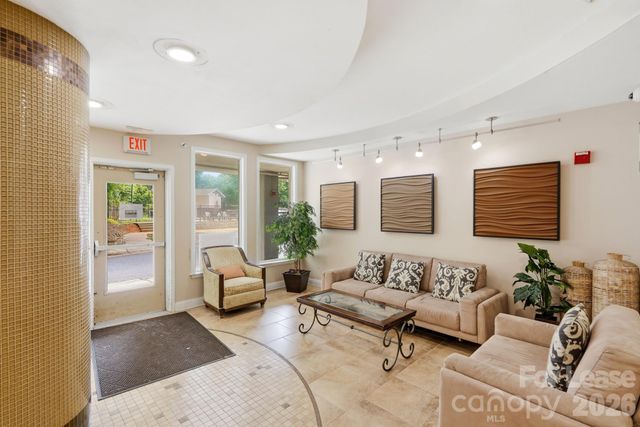 1000 E Woodlawn Road 216, Charlotte, NC 28209