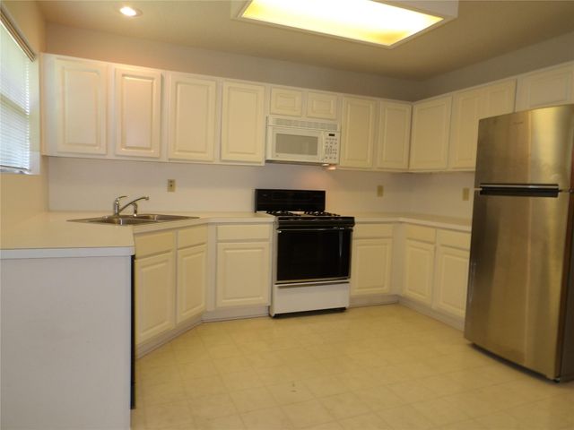 3904 Spring Circle Drive E, Pearland, TX 77584