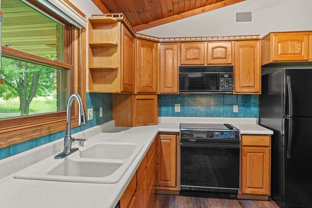 S6041 Oak Court, Baraboo, WI 53913