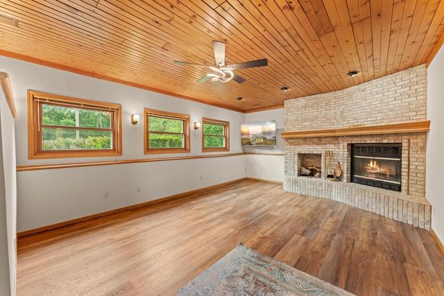 S6041 Oak Court, Baraboo, WI 53913