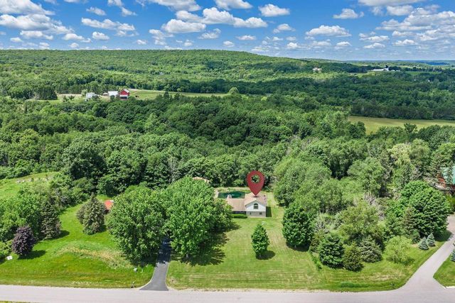 S6041 Oak Court, Baraboo, WI 53913