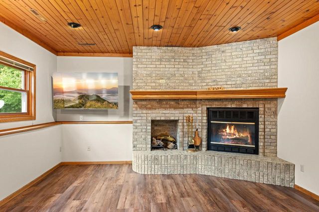 S6041 Oak Court, Baraboo, WI 53913