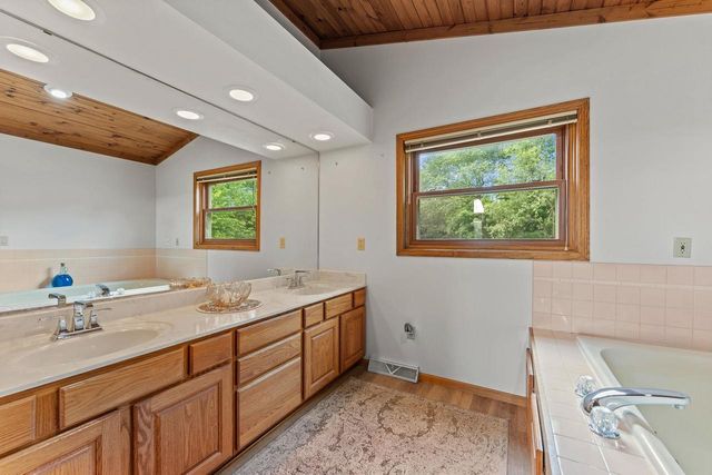 S6041 Oak Court, Baraboo, WI 53913