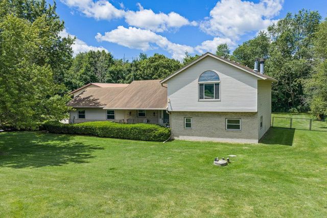 S6041 Oak Court, Baraboo, WI 53913