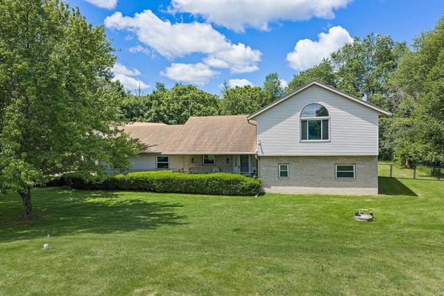 S6041 Oak Court, Baraboo, WI 53913
