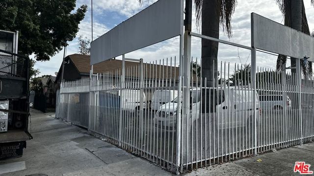 663 665 W Florence Avenue, Los Angeles, CA 90044