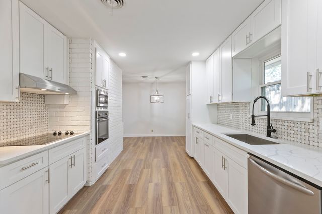 624 Hillview Drive, Hurst, TX 76054
