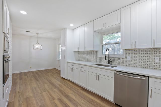 624 Hillview Drive, Hurst, TX 76054