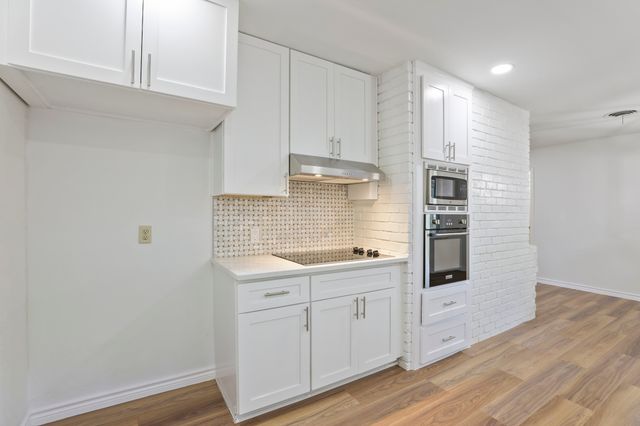 624 Hillview Drive, Hurst, TX 76054
