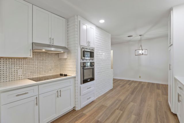 624 Hillview Drive, Hurst, TX 76054