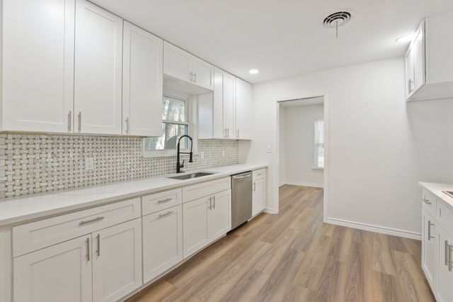 624 Hillview Drive, Hurst, TX 76054