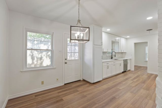 624 Hillview Drive, Hurst, TX 76054