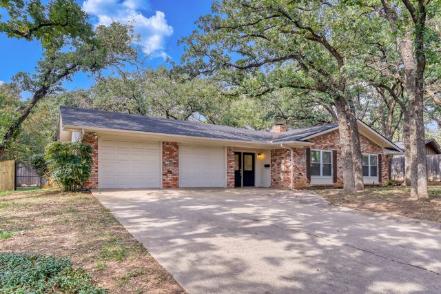 624 Hillview Drive, Hurst, TX 76054