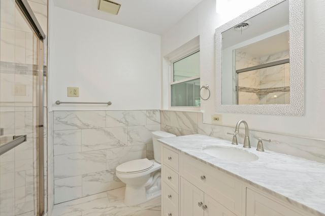 624 Hillview Drive, Hurst, TX 76054