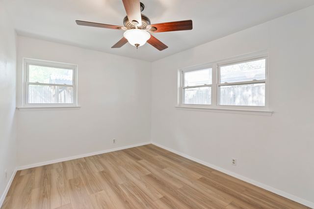 624 Hillview Drive, Hurst, TX 76054
