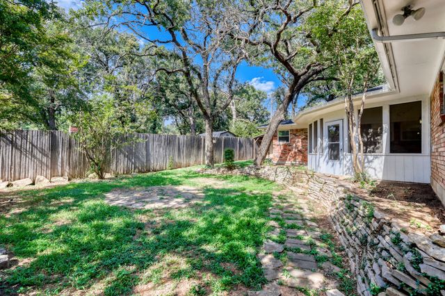 624 Hillview Drive, Hurst, TX 76054