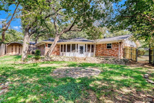 624 Hillview Drive, Hurst, TX 76054
