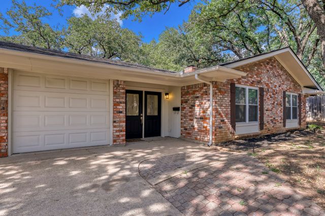 624 Hillview Drive, Hurst, TX 76054