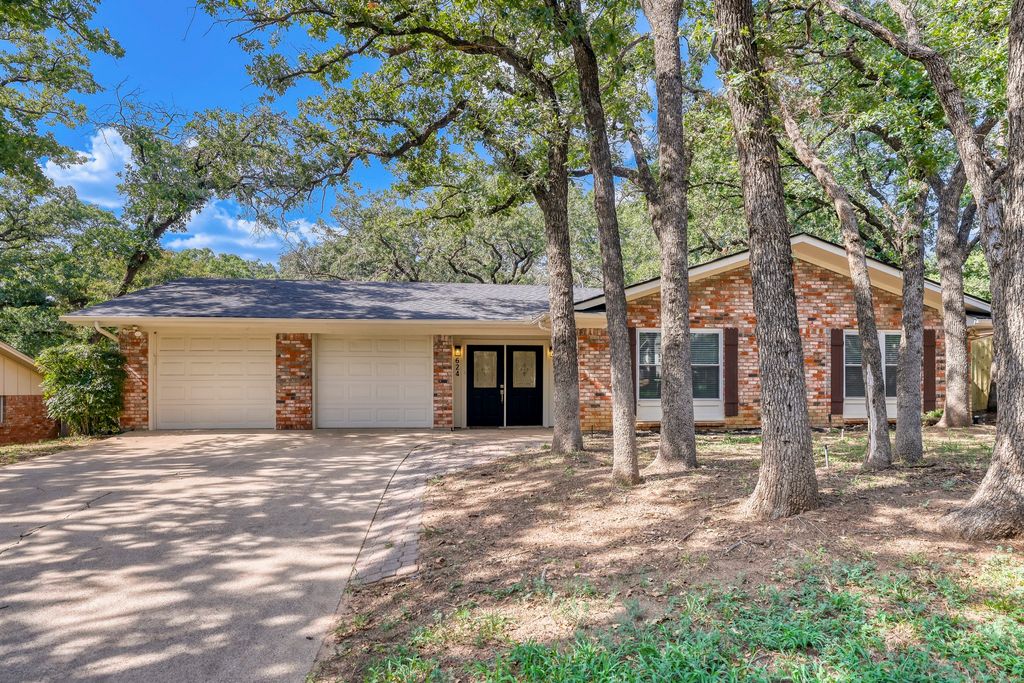 624 Hillview Drive, Hurst, TX 76054
