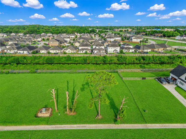 4116 Leslies Way, Dickinson, TX 77539