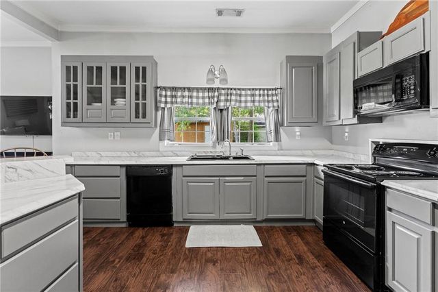 28 School Street NE, White, GA 30184